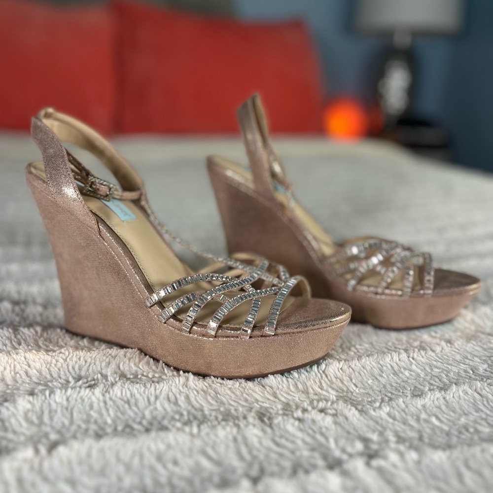 Blue by Betsey Johnson Ember Wedge Sandals Rhinestone Straps size 9 NEW